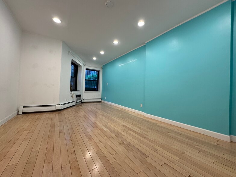 More Photos Of 165 W 95th St, New York Apartments For Lease
