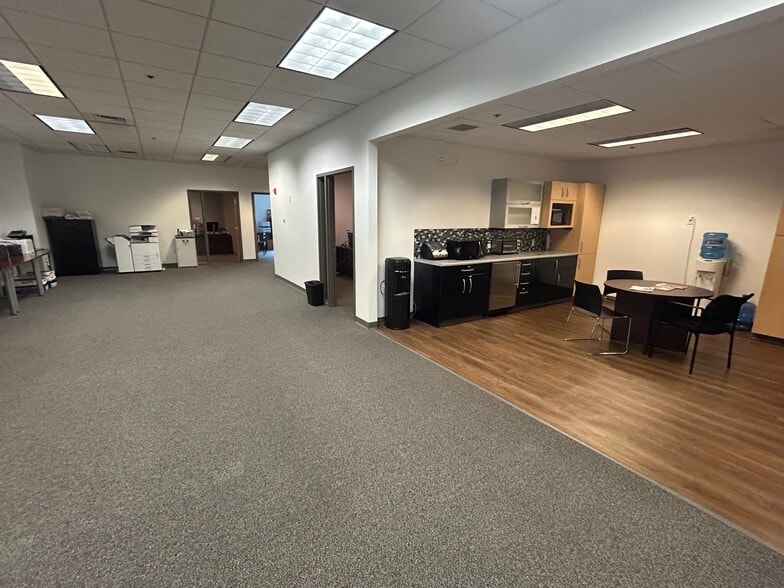 More Photos Of 290 Vanderbilt Ave, Norwood Research And Development For Lease