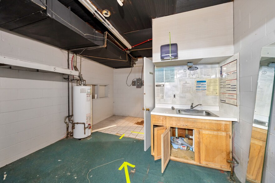 More Photos Of 10509 Dixie Hwy, Louisville Freestanding For Lease