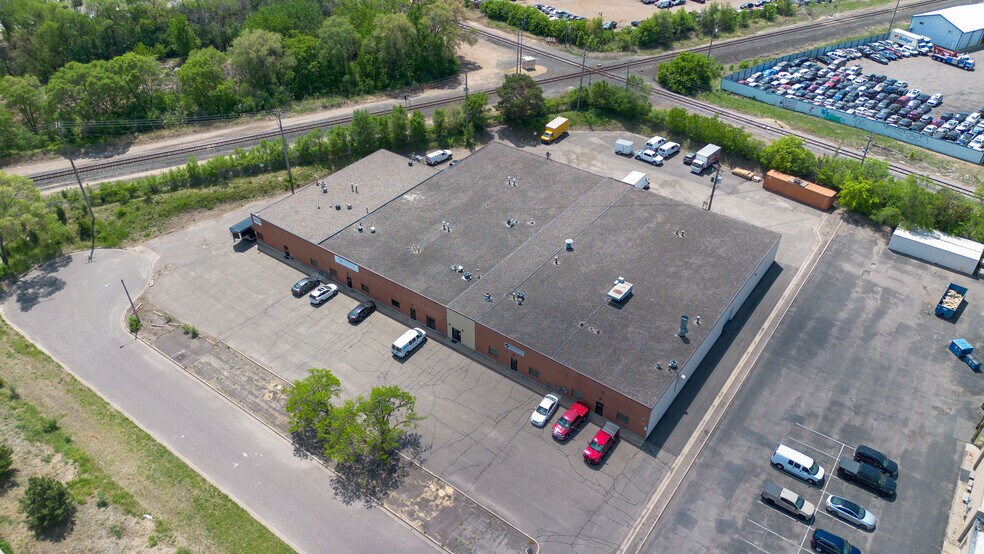 More Photos Of 5221 Lakeland Ave N, Crystal Warehouse For Sale