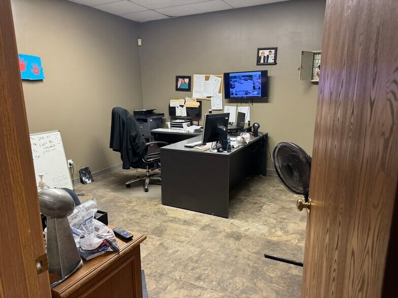 More Photos Of 500 Shaw St, Des Moines Service For Sale