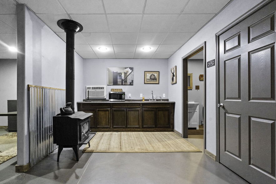 More Photos Of 11155 Hubbard Rd, Kansas City Flex For Sale