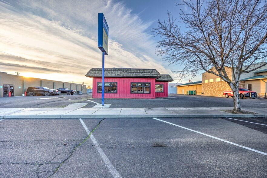 More Photos Of 627 S Columbia Ave, Connell General Retail For Lease