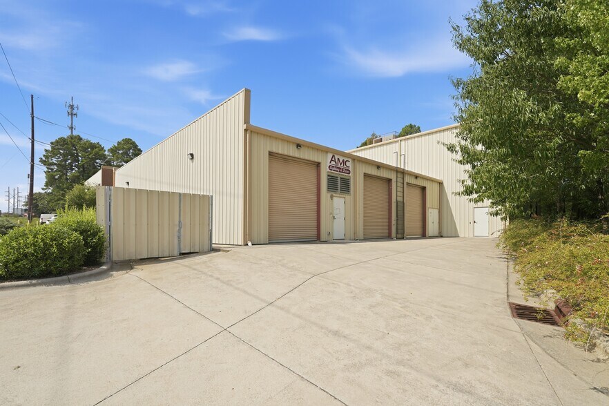 More Photos Of 701 S New Hope Rd, Raleigh Flex For Sale