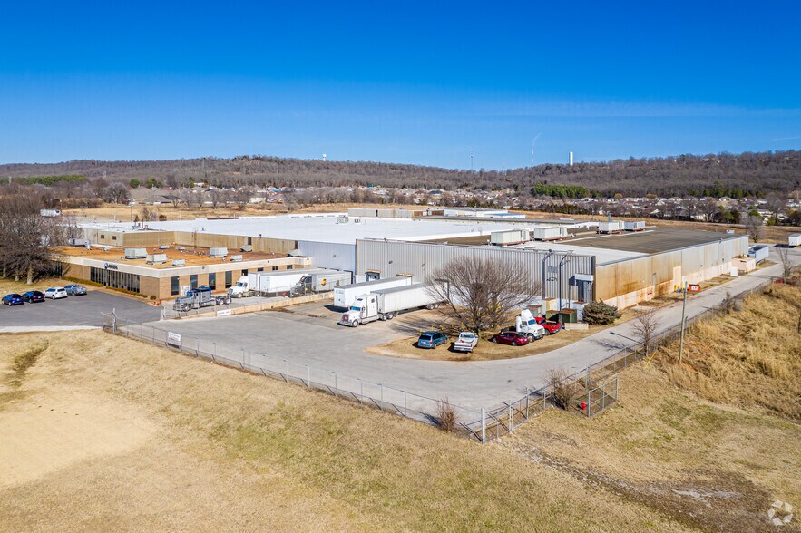 More Photos Of 1609 N Old Missouri Rd, Springdale Warehouse For Lease