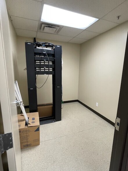 More Photos Of 461-489 W Parkland Dr, Sandy Warehouse For Lease