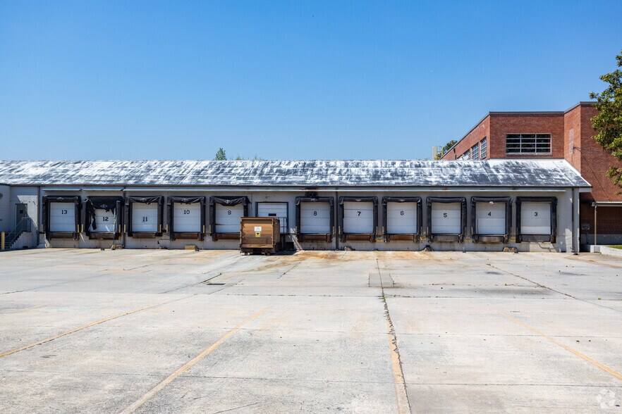 More Photos Of 1239 Oakleigh Dr, East Point Warehouse For Lease