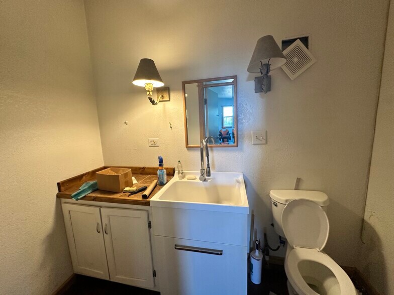 More Photos Of 9026 Kautzman Rd, Billings Warehouse For Lease