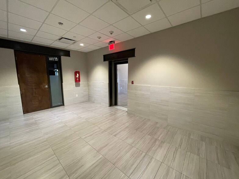 More Photos Of 484 King St, Charleston General Retail For Lease