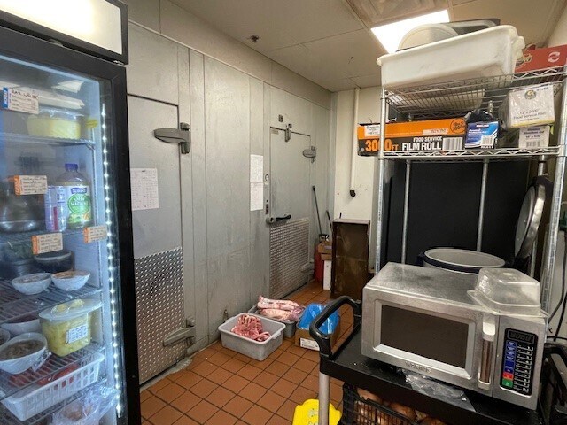 More Photos Of 11712 Ulysses St NE, Blaine Freestanding For Lease