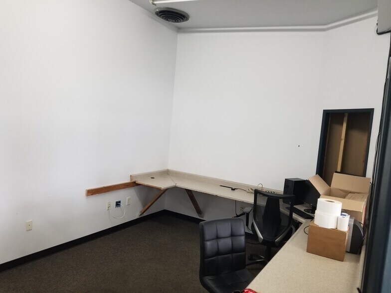 More Photos Of 4616 SE 82nd Ave, Portland Auto Dealership For Lease