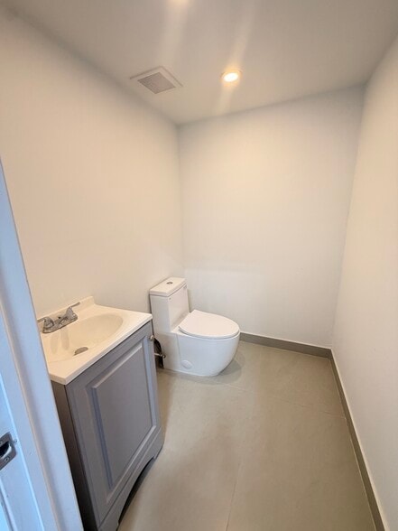 More Photos Of 1899 NW 21st St, Miami Warehouse For Sale
