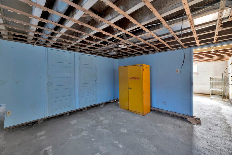More Photos Of 2107 Harrison Ave, Wilmington Light Distribution For Sale