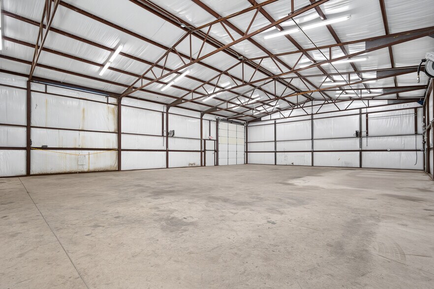 More Photos Of 7811 Kickapoo Ave, Shawnee Warehouse For Lease
