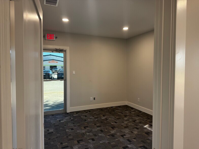 More Photos Of 2533 Roy Rd, Pearland Office For Lease