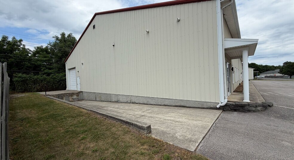 More Photos Of 1407 Mill Race Dr, Salem Showroom For Lease