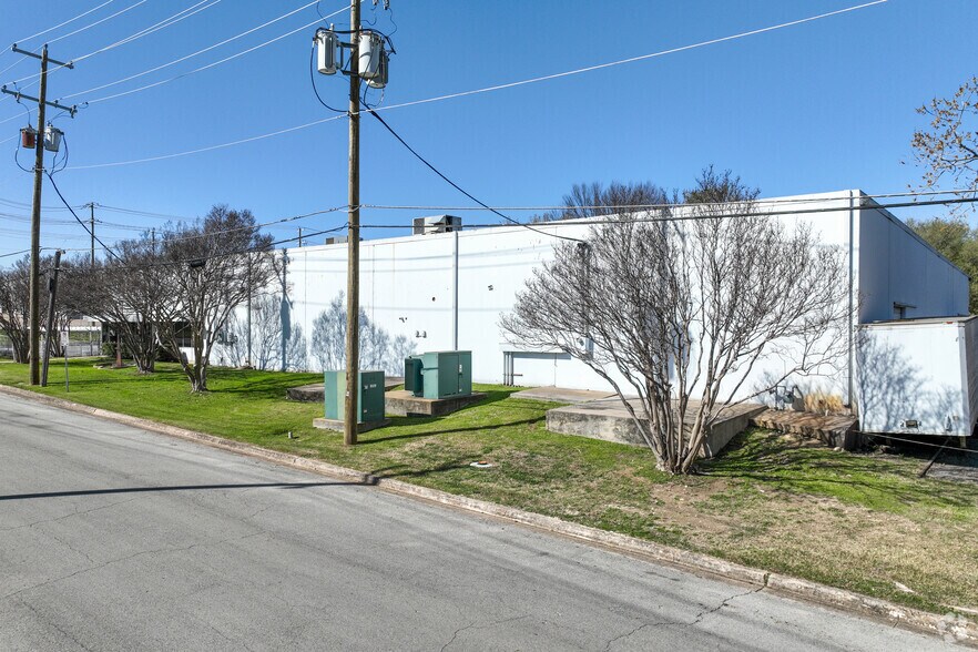 More Photos Of 4116 Cockrell Ave, Fort Worth Distribution For Lease