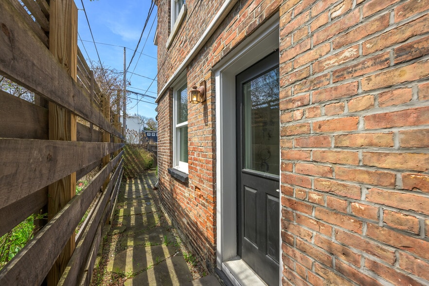 More Photos Of 237 Warren St, Hudson Storefront Retail Residential For Sale