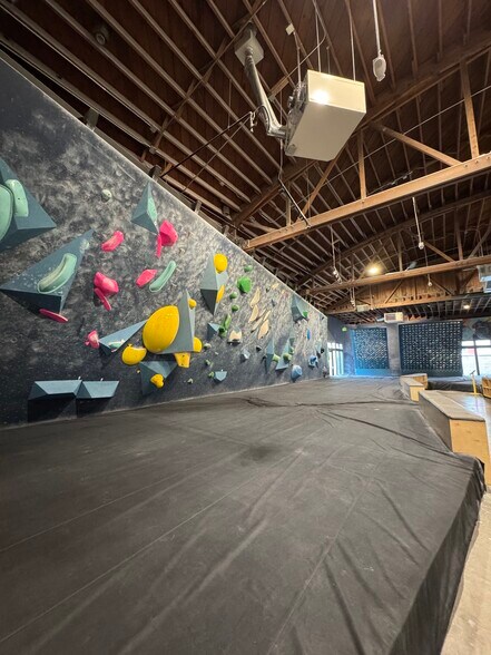 More Photos Of 3621-3625 Interlake Ave N, Seattle Warehouse For Sale