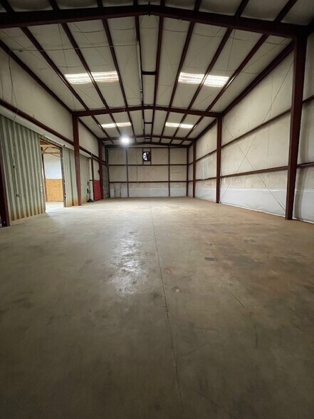 More Photos Of 14 Lake Dr, Inman Warehouse For Lease