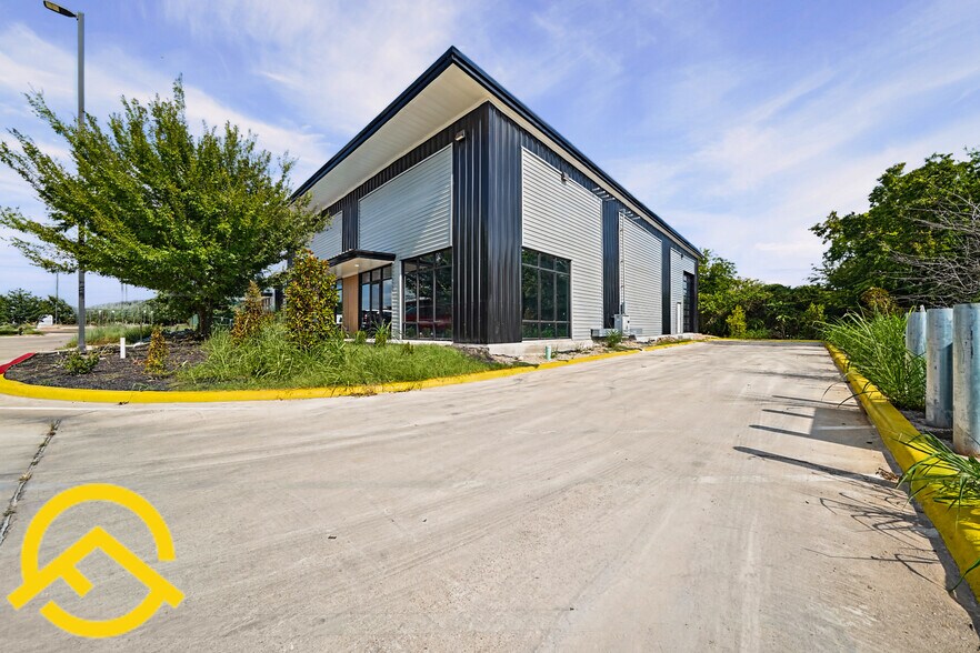 More Photos Of 300 Co Rd 199, Hutto Flex For Lease
