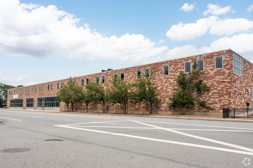 More Photos Of 595 S Broadway, Hicksville Warehouse For Lease