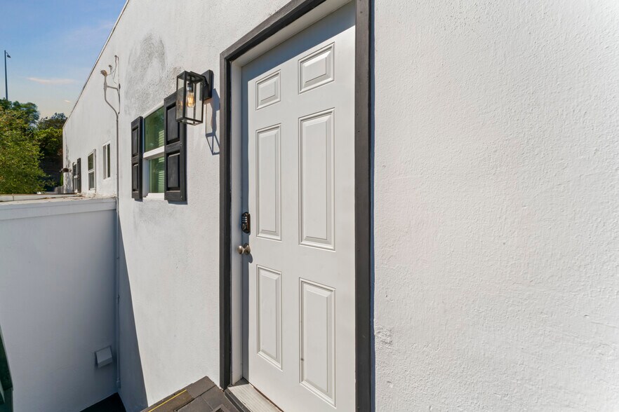 More Photos Of 281 W Main St, Ventura Storefront Retail Residential For Sale