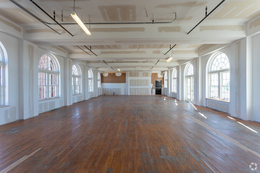 More Photos Of 225 Ray Ave, Fayetteville Loft Creative Space For Lease