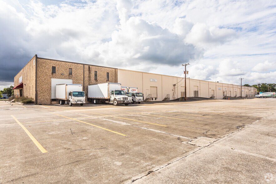More Photos Of 101 E Nakoma St, San Antonio Showroom For Lease