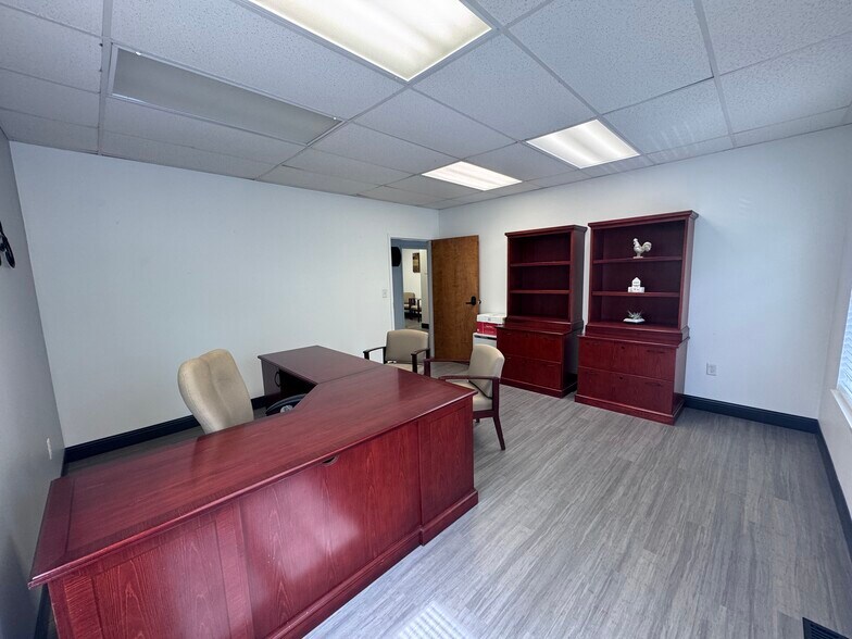 More Photos Of 10 Accountants Cir, Seneca Office Residential For Lease