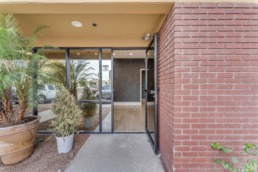 More Photos Of 7845 E Redfield Rd, Scottsdale Showroom For Lease