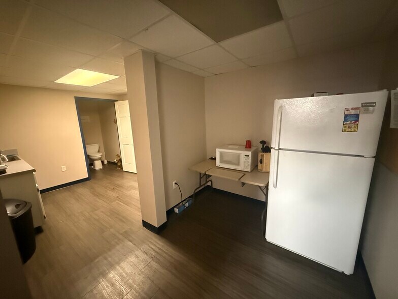 More Photos Of 233 28th St, Newport News Storefront Retail Office For Lease