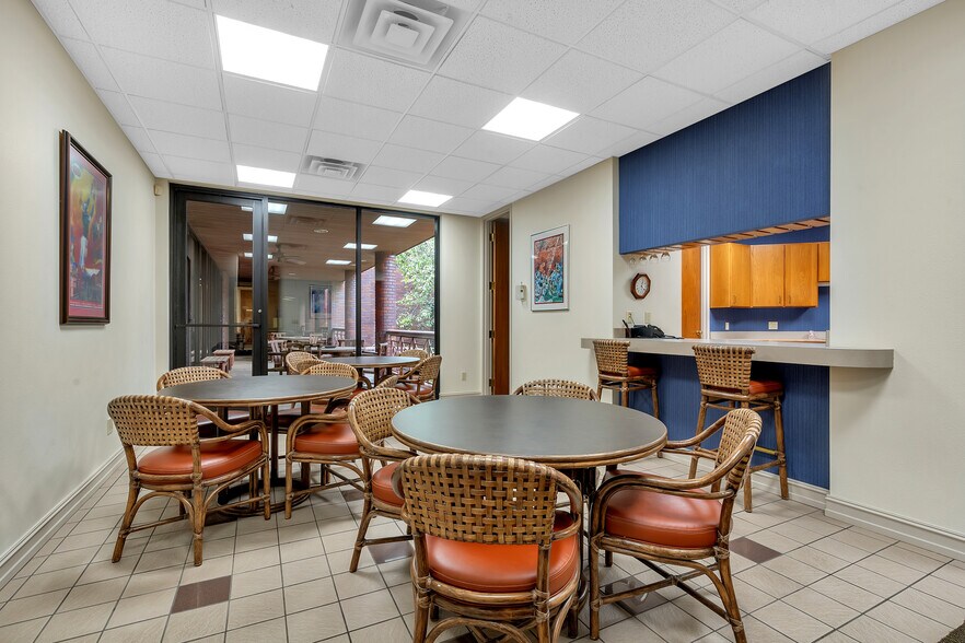 More Photos Of 400 W Houston St, Marshall Office For Sale