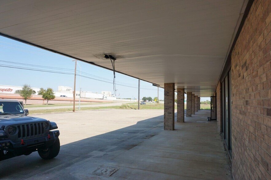 More Photos Of 804 Shannon Rd E, Sulphur Springs Freestanding For Sale