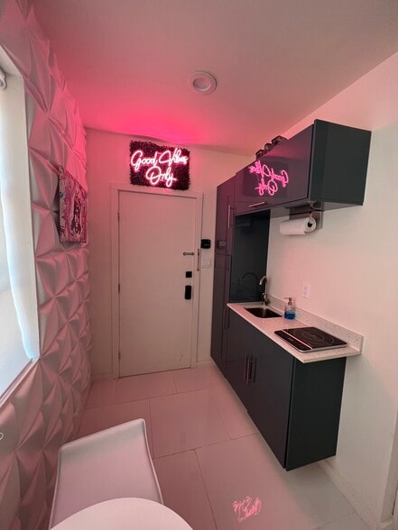 More Photos Of 1829 Fillmore St, Hollywood Hotel For Sale