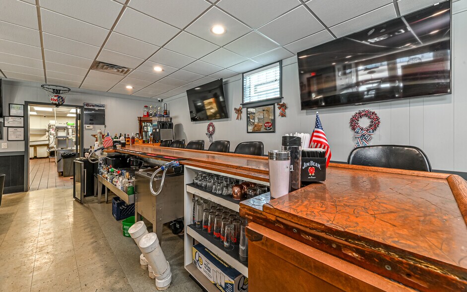 More Photos Of 2615 Freeport Rd, Natrona Heights Bar For Lease