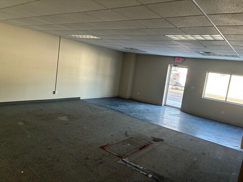 More Photos Of 160 S Turnpike Rd, Wallingford Light Distribution For Lease