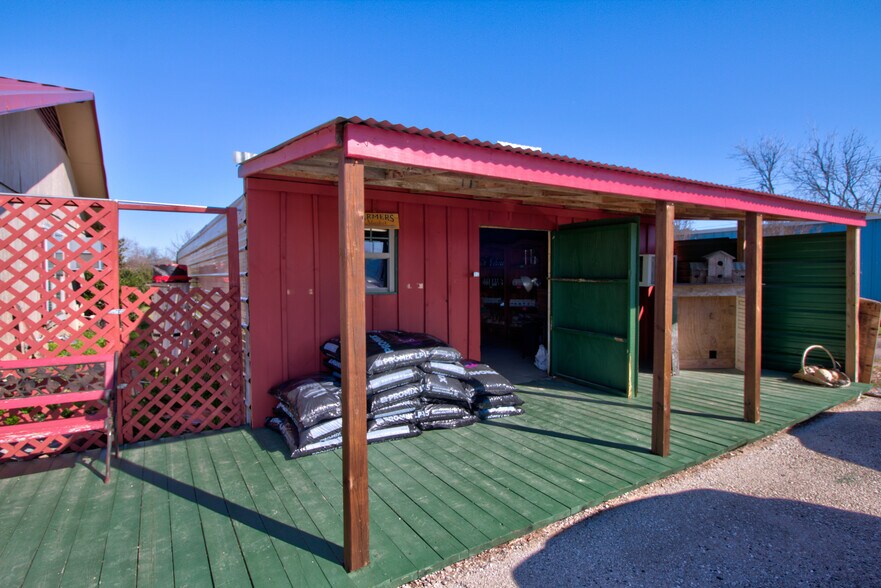 More Photos Of 617 W Main St, Whitesboro Garden Center For Sale