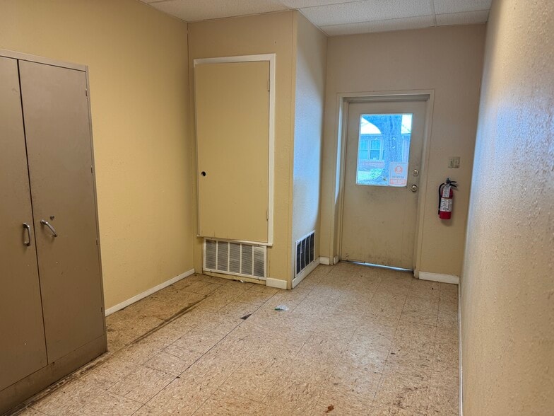 More Photos Of 306 W Main St, Atlanta Freestanding For Sale