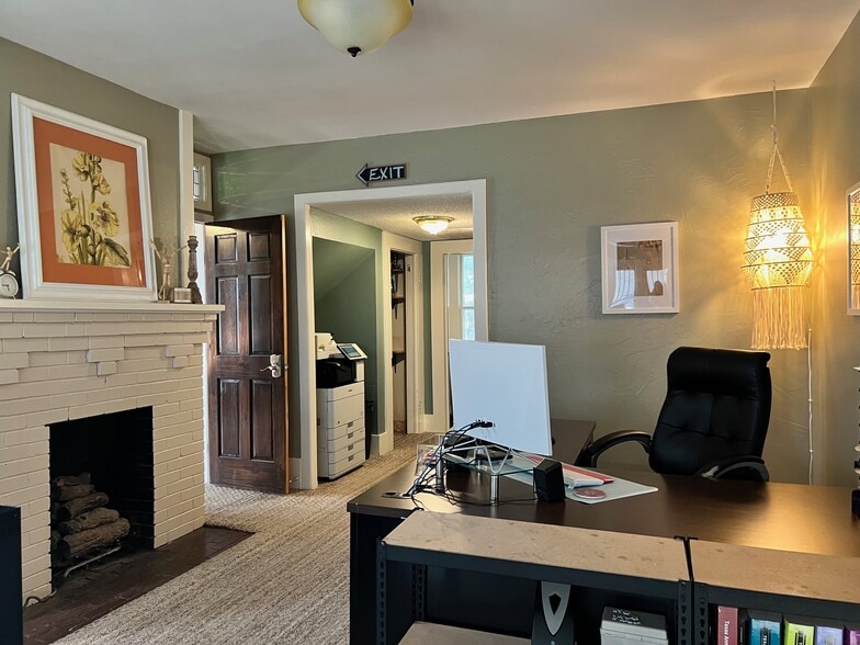 More Photos Of 306 N Austin St, Comanche Office For Sale