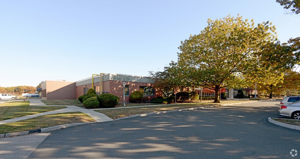 More Photos Of 10 New Rd, Rumford Warehouse For Lease