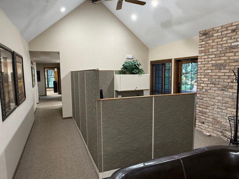 More Photos Of 475 W Terra Cotta Ave, Crystal Lake Office For Lease