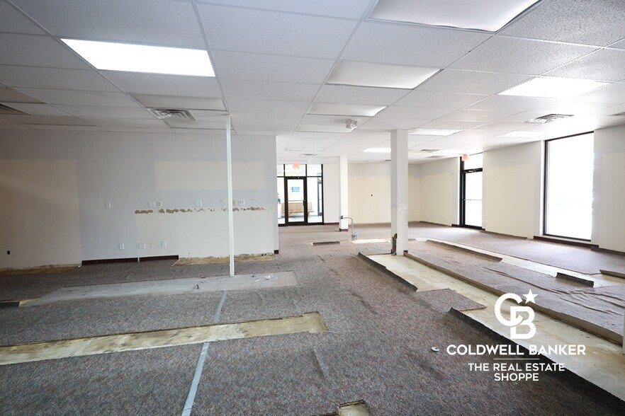 More Photos Of 911 N Main St, Garden City Office For Sale