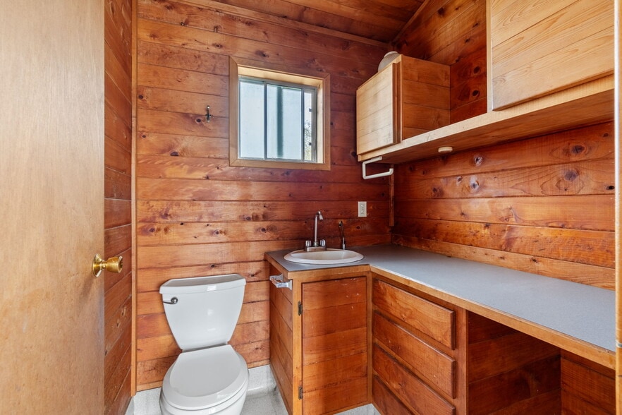 More Photos Of 4051-4061 N Highway 101, Eureka Warehouse For Sale