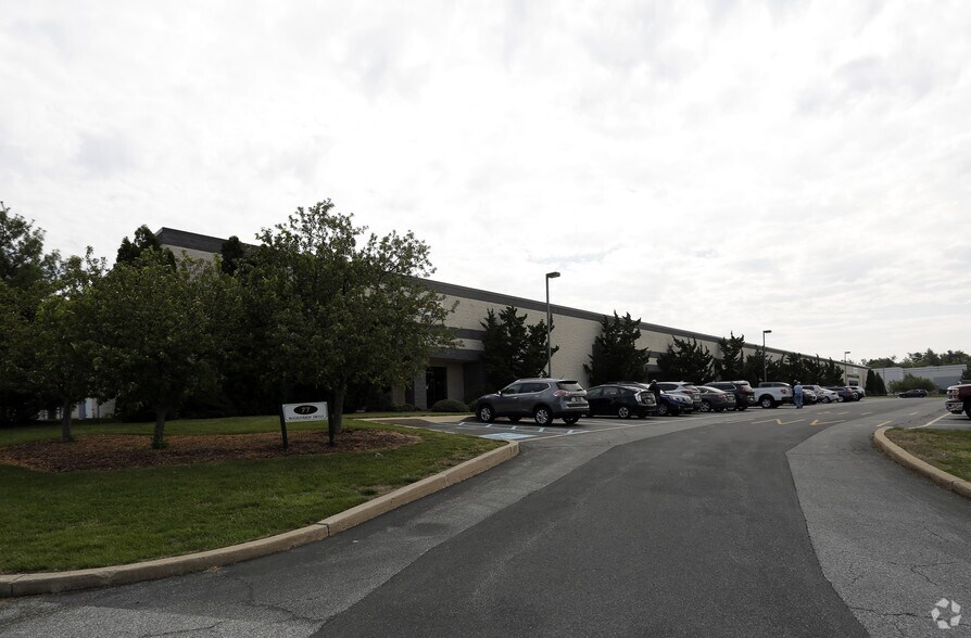 More Photos Of 77 McCullough Dr, New Castle Warehouse For Lease