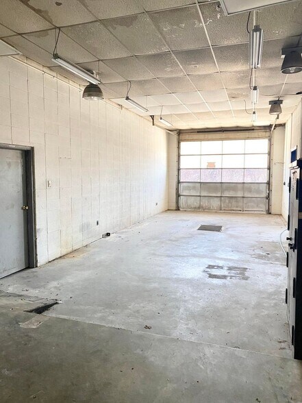 More Photos Of 845 W Washington St, Marshfield Auto Repair For Sale