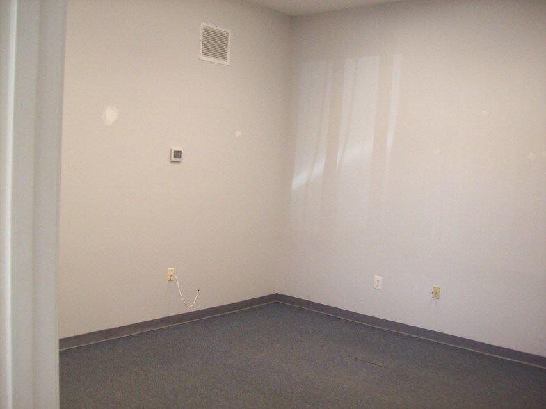 More Photos Of 112 Oakgrove Rd, Dulles Town Center Warehouse For Sale