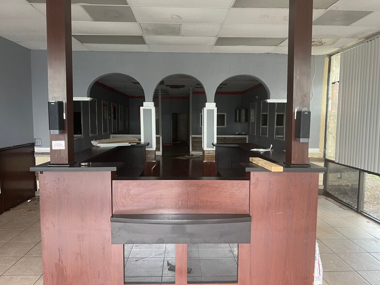 More Photos Of 4941 E Busch Blvd, Tampa Storefront For Lease