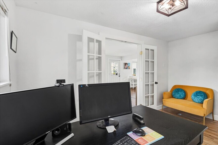 More Photos Of 2115 E 27th St, Vancouver Office For Sale