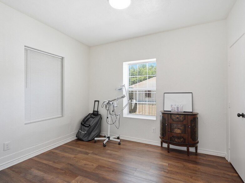 More Photos Of 210 W Pembroke Ave, Dallas Storefront Retail Office For Lease